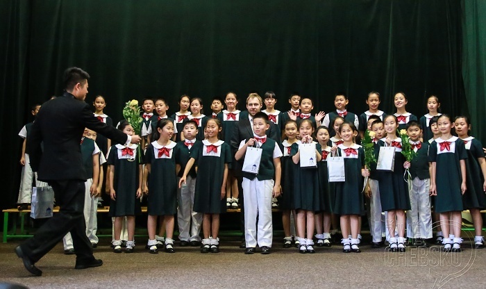 Čínští zpěváčci vystoupili v mariánskolázeňské škole
