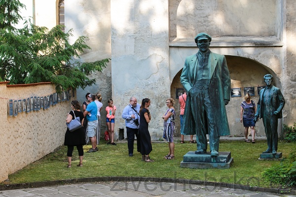 Uměnímilovní návštěvníci si i druhý den přišli na Chebských dvorcích na své