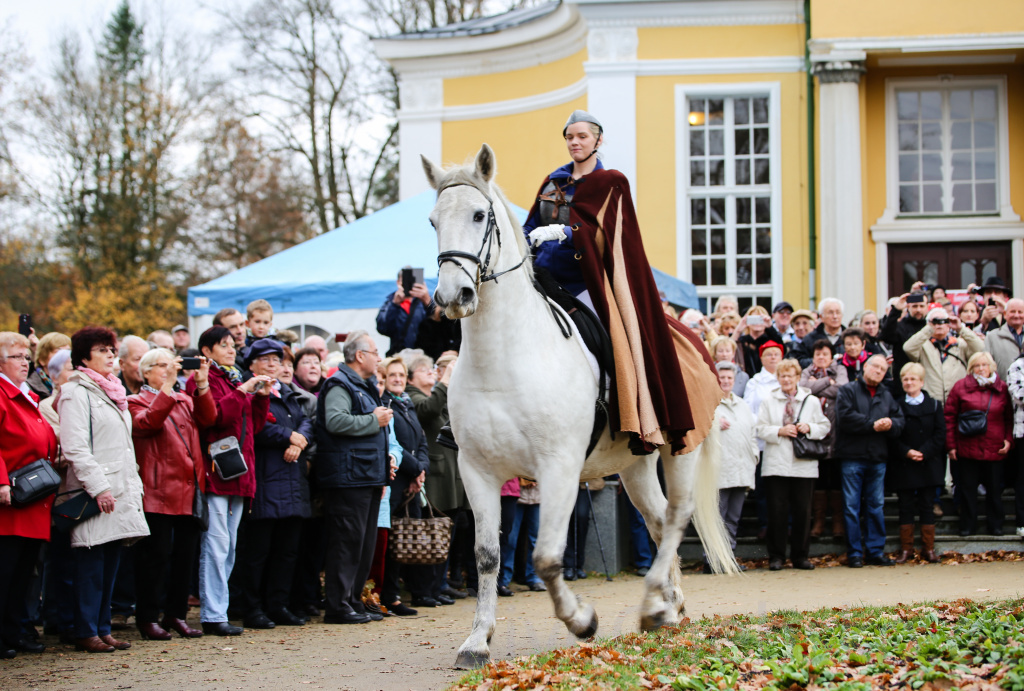 I přes teplé počasí do Františkových Lázní přijel Martin na bílém koni