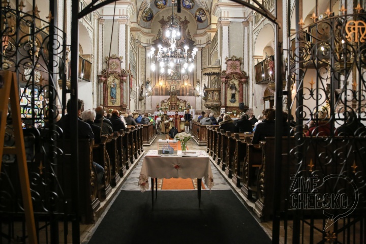 Gotická hudba potulných studentů zněla kostelem ve Skalné