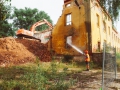 Začala demolice bývalých kasáren. Na jejich místě by mohla vzniknout oáza klidného bydlení