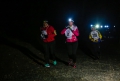 Čelovky svítily běžcům na cestu